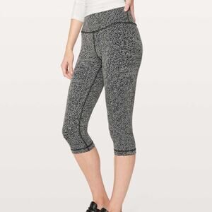 Lululemon Wunder Under High Rise 1/2 Tight in size 2 Luon Crackle Black White